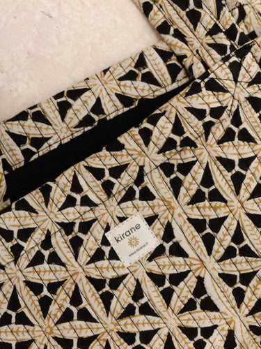 Gesteppte Tasche Black Star, Detail des Sterne-Blockdruckmotivs, handgedruckt