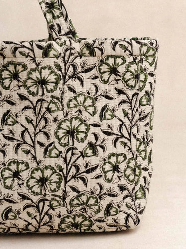 Bolso acolchado Goa Green, detalle del motivo block print verde impreso a mano