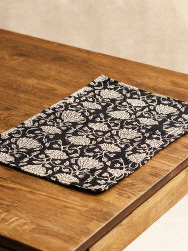 Stoff-Tischset - Lotus Noir, gedeckter Tisch - handwerkliche Tischkunst