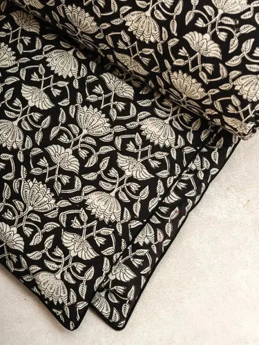 Sofaüberwurf Lotus Noir in Baumwoll-Blockdruck, handgefertigt in Jaipur - Kirane