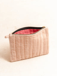 Trousse Velours Surpiqué, détail de la fermeture éclair et des surpiqûres - Kirane